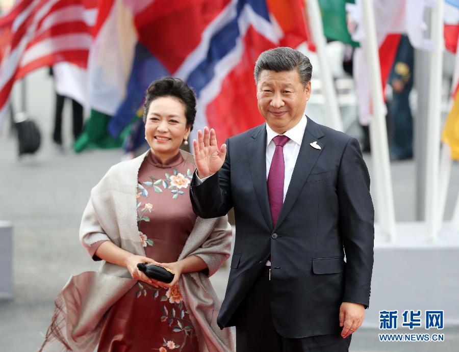7月7日，二十國集團(tuán)領(lǐng)導(dǎo)人第十二次峰會在德國漢堡舉行。國家主席習(xí)近平出席并發(fā)表題為《堅持開放包容　推動聯(lián)動增長》的重要講話。這是習(xí)近平和夫人彭麗媛出席漢堡峰會舉行的音樂會。新華社記者 劉衛(wèi)兵 攝 