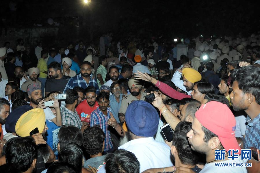 （國際）（1）印度發(fā)生列車撞人事故　造成至少50人喪生