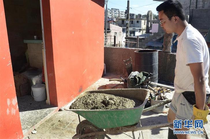 （國(guó)際&middot;圖文互動(dòng)）（7）哈瓦那龍卷風(fēng)災(zāi)區(qū)來(lái)了個(gè)&ldquo;中國(guó)人&rdquo;