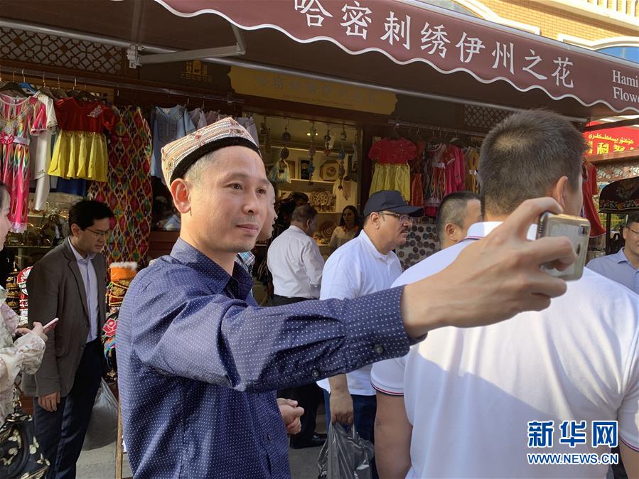（圖文互動(dòng)）（4）多國駐華使節(jié)參訪新疆：中國反恐、去極端化經(jīng)驗(yàn)值得學(xué)習(xí)借鑒