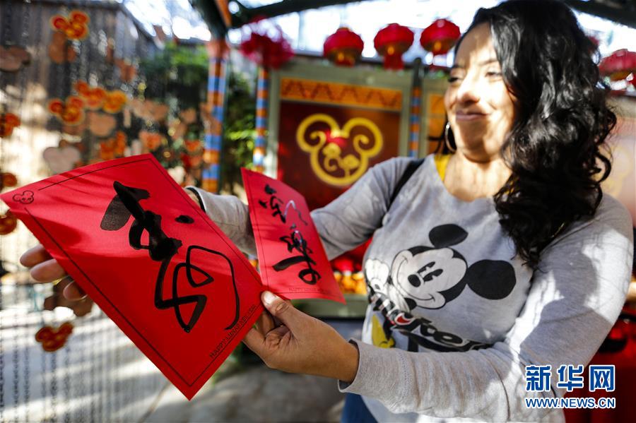 （國際&middot;圖文互動）（1）通訊：美國迪士尼加州冒險樂園紅紅火火迎鼠年