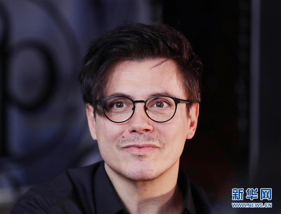 （國(guó)際·圖文互動(dòng)）（6）通訊：手牽手，我們共同驅(qū)散陰霾——法國(guó)音樂人創(chuàng)作抗疫歌曲背后的故事