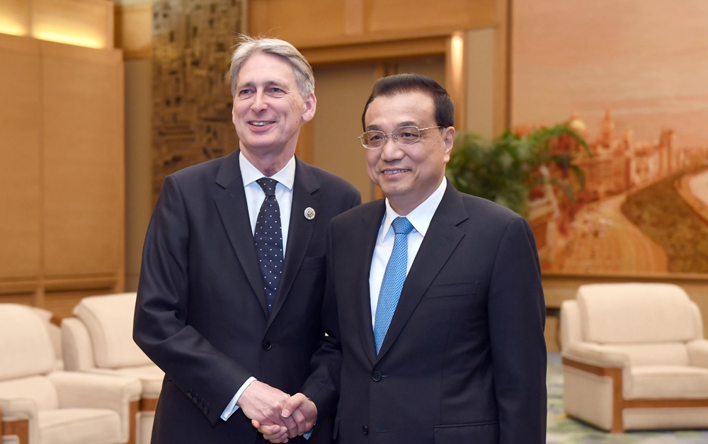 李克強(qiáng)會(huì)見(jiàn)英國(guó)首相特使、財(cái)政大臣哈蒙德